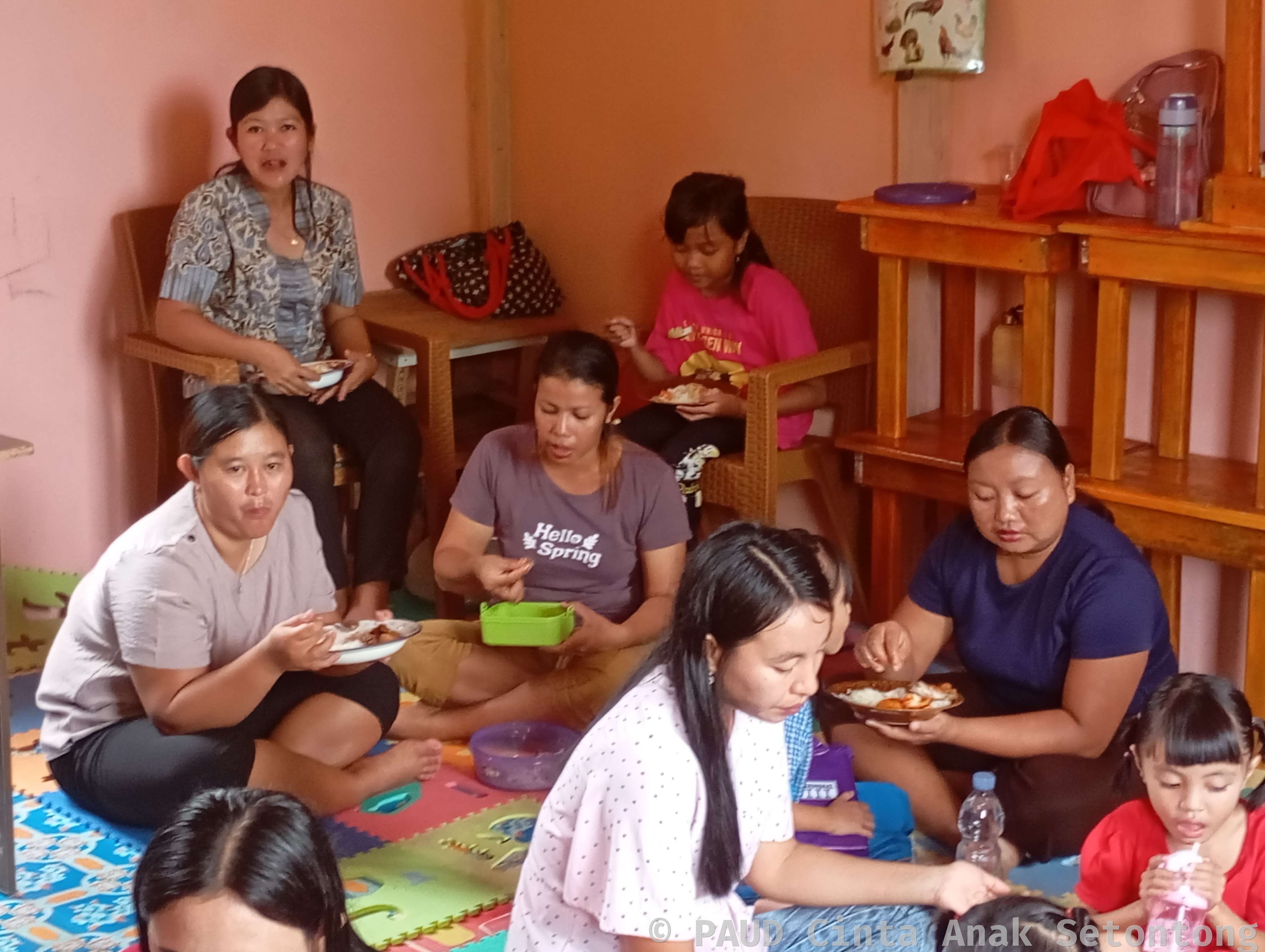Kegiatan Makan Bersama Orang Tua dan Guru di Ruang Belajar